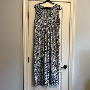 XL sleeveless v neck dress
